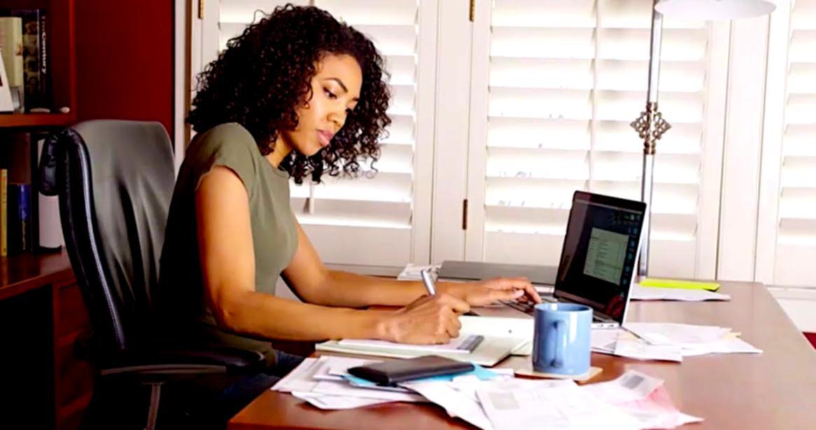 Teilnehmer während einer interaktiven Lerneinheit zum kritischen Denken