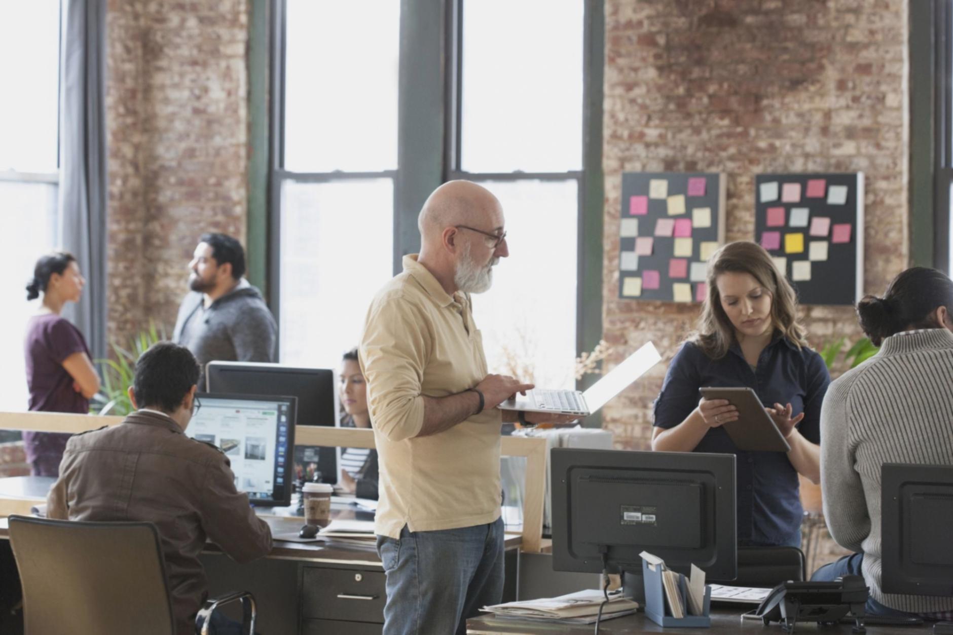 Forschungsumgebung für kritisches Denken mit Materialien und Notizen